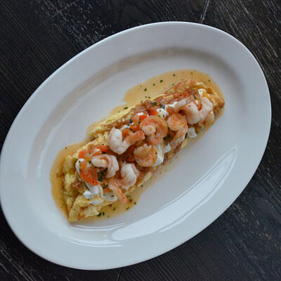 Омлет с креветками и томатной сальсой в Гости, бистро по цене 510 ₽