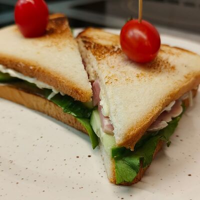 Сэндвич с ветчиной и сыром в Столовая по цене 300 ₽