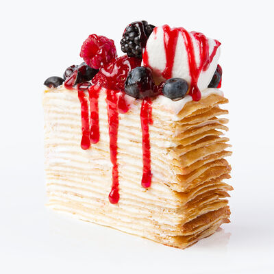 Блинный торт с ягодами и маршмеллоу (порция) в Udcкафе Upside Down Cake по цене 740 ₽