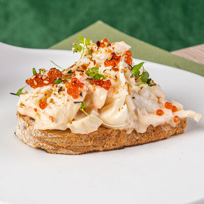 Брускетта с камчатским крабом, сладким чили и красной икрой в М2 Органик Клуб Патриаршие по цене 1190 ₽