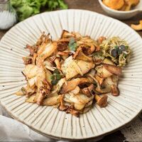 Жареный картофель с лисичками и сметаной в Катюша Katyusha