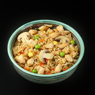 Рис с курицей и шампиньонами в RollWok club Азиатская кухня по цене 549 ₽