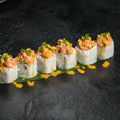 Фирменный с креветкой, тунцом, авокадо и соусом мангов La Strada по цене 1328 ₽