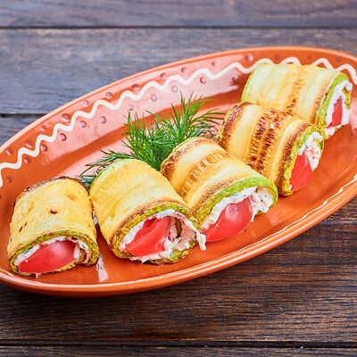 Закуска из молодых кабачков и помидоров с чесночным соусом в Корчма по цене 370 ₽