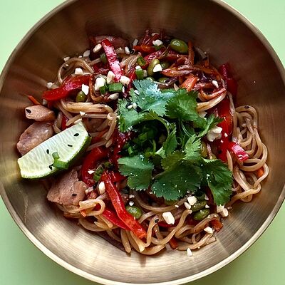 Домашняя лапша рамен с цыпленкомв Просто Азия x Десертория по цене 640 ₽