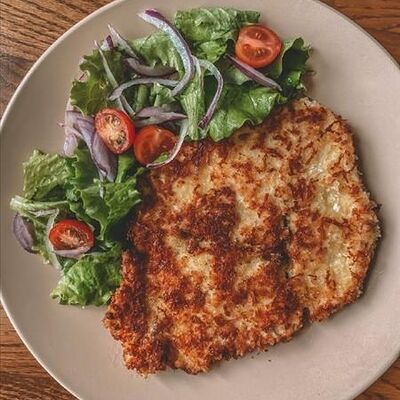 Отбивная из курицы в хрустящей сырной корочке в Соль & Перец по цене 487 ₽