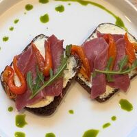 Брускетта с маринованным перцем и пастами в Молоко