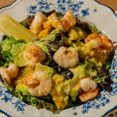 Цитрусовый салат с креветками и авокадо в Airy restaurant по цене 1150 ₽