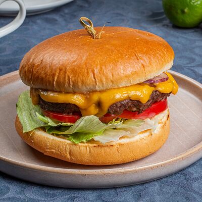 Бургер с говядиной в Космос по цене 550 ₽