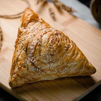 Самса с курицей в Хлеб да булки и любовь по цене 200 ₽