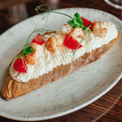 Брускетта с лимонным кремом и креветкой в НА ЛУНЕ по цене 490 ₽