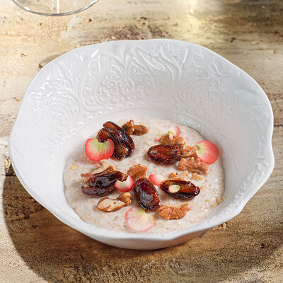 Каша овсяная с грецким орехом, финиками и клубникой в Ива по цене 585 ₽