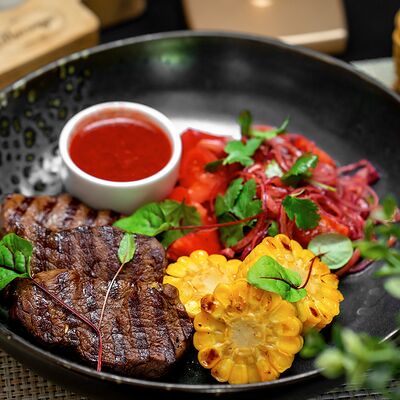 Медальоны из говядины с томатами и жареной кукурузой в Ресторан Маруся по цене 2470 ₽