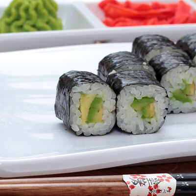 Ролл Авокадо макив Sushiwoker по цене 190 ₽