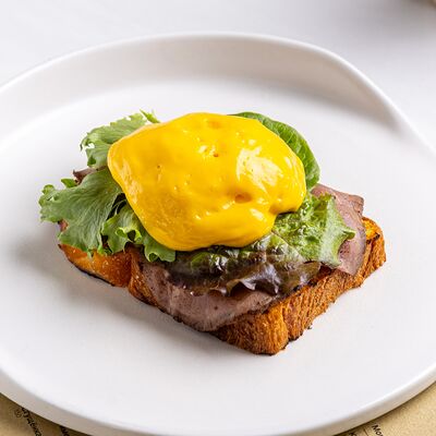 Яйцо Бенедикт с ростбифом и трюфельным масломв М2 Органик Клуб Сокол по цене 850 ₽