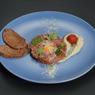 Тартар из телятины с кремом из артишока в Монтенегро по цене 990 ₽