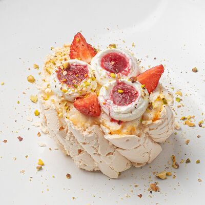 Меренговый рулет в Monica по цене 650 ₽