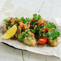 Брускетта с лососем, чукой и сырным кремом в Крем кафе