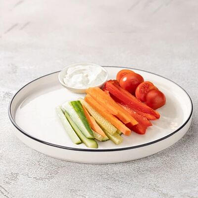 Овощная нарезка с сырным кремом в Шоколадница по цене 360 ₽