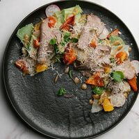 Салат с ростбифом под медово-горчичным соусом в Luna lounge