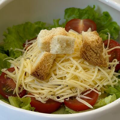 Салат Цезарь с курицей в Мрамор кофе по цене 410 ₽