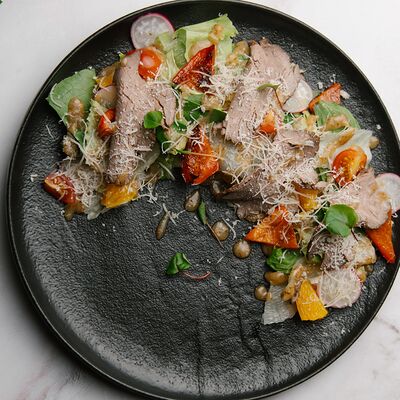 Салат с ростбифом под медово-горчичным соусом в Luna lounge по цене 979 ₽