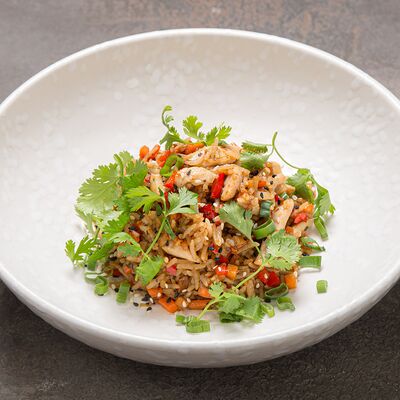 Жареный рис с курицей в Искра Бистро по цене 625 ₽