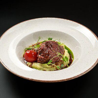 Томленые телячьи щечки в Pinta Haus по цене 1100 ₽