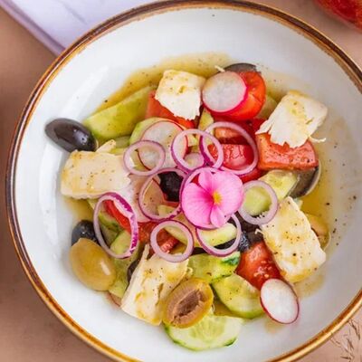 Салат из свежих овощей с сыром Дорблю в Мархаба Халяль по цене 1140 ₽