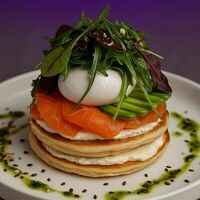Панкейки с лососем в Hustle Bar & Cafe