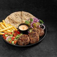 Кебаб из говядины на тарелке в Bright Israeli Grill