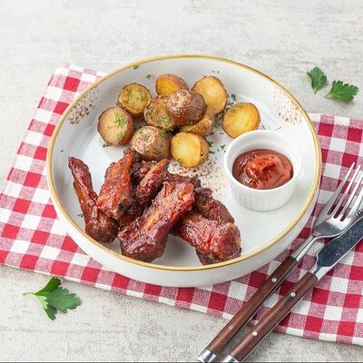 Копчёные свиные ребра с запеченным картофелем в Или по цене 290 ₽