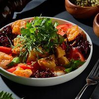 Салат с печеными баклажанами и креветкой в Juno