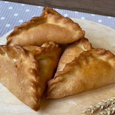 Треугольник с курицей в Bakery по цене 62 ₽