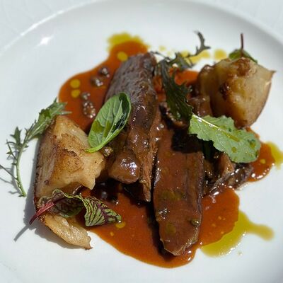 Томленые телячьи щечки с запеченным корнем сельдерея в Wine & Vine по цене 1510 ₽