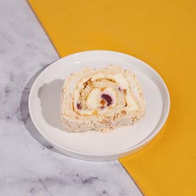 Пирожное рулет меренговый с малиной в Пекарня Буханка по цене 369 ₽