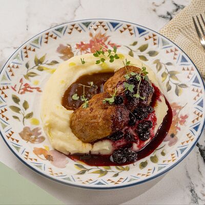 Биточки из говядины с картофельным пюре и вареньем из смородины в Завтрачная по цене 595 ₽