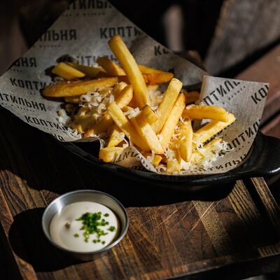 Картофель фри с пармезаном и айоли в Коптильня по цене 425 ₽