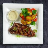 Стейк стриплойн с картофелем черри в Остерия Il Massimo