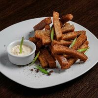 Имбирно-чесночные гренки с беконом и соусом в Rave Resort