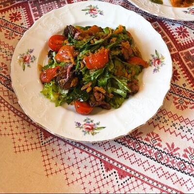 Салат с печеным перцем и ростбифом в Трактиръ Кадриль по цене 550 ₽