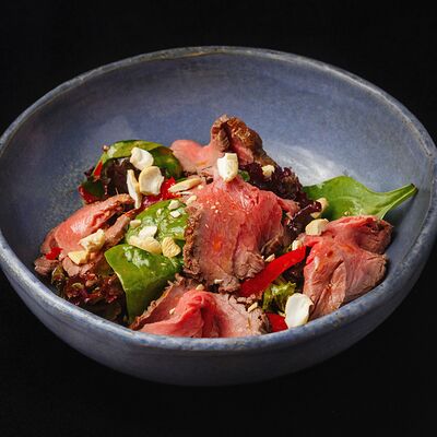 Салат с ростбифом и соусом пад тай в Кабуки по цене 650