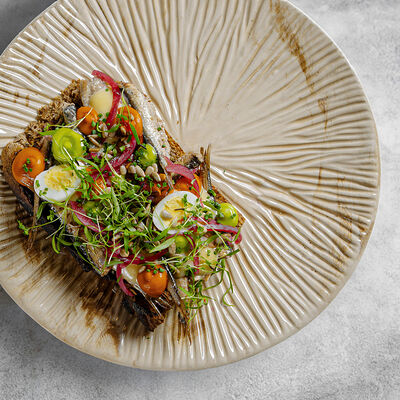 Бутерброд со шпротами, соус из печеного чеснока, маринованный лук в 19 по цене 1027 ₽