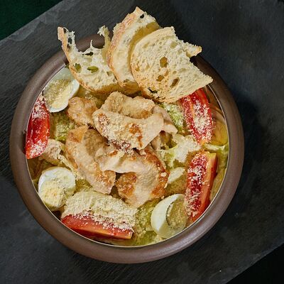 Салат Цезарь с курицей в Solar Coffee по цене 330 ₽