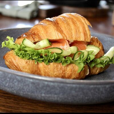 Круассан с лососем, свежим огурцом и сливочным сыром Яндекс в Снегири на Лагерном по цене 680 ₽