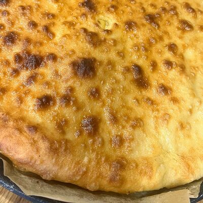 Осетинский пирог с курицей и сыром в Чабрец по цене 1550 ₽