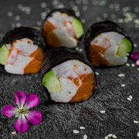 Ролл без риса с лососем в Restobar Первый & Ресторан доставки Личный повар