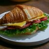 Круассан с копченой курицей и сыром в КОРИЦА по цене 430