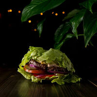 Бургер Хэппи в листе салата в Happy burger day