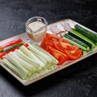 Свежие овощи с соусом Тонато в Рестобар Гриль 39